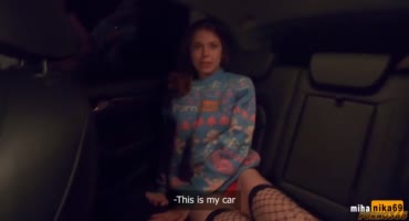 Совершеннолетняя русская девка в машине порется с ухажером