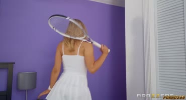 Молодая теннисистка ебется с другом в душе 