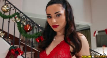 Подарок на Новый год сексуальная киска в красном белье 