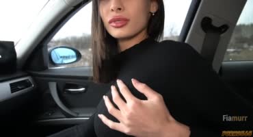 Брюнетка залезла в машину с намеком на секс