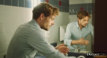 Симпатичный паренек в туалете тарабанит свою телку 