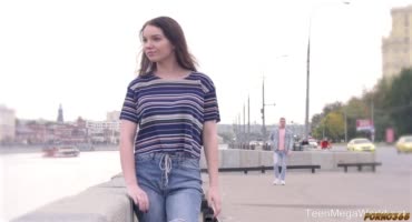 Русский паренек соскучился по девушке и занялся с ней сексом
