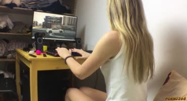 Блондиночка отвлеклась от компьютера, чтобы поласкать своего паренька