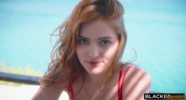 Рыжая красотка Джиа Лисса отдыхает с негром на пляже