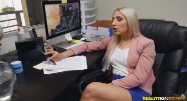 Блондинке было не в терпеж, поэтому ей и перепала ебля на рабочем месте