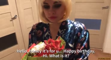 Русская брюнетка занимается сексом с парнем на кровати в свой день рождения