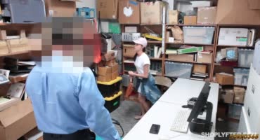 Охранник принудил дочку начальника магазина к сексу за воровство