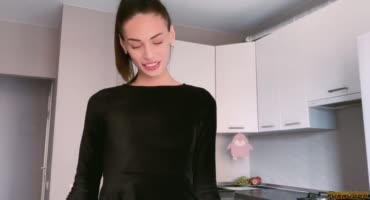 Русская красавица любит сосать кукан прямо на кухне