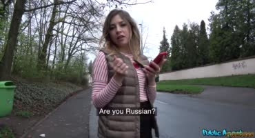 Русская девушка решила скрасить ожидание автобуса до дома