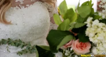  Две невесты перед свадьбой попробовали ЖМЖ 