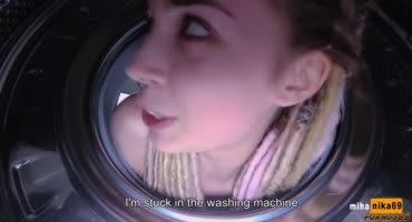 Сестричка снова застряла в стиральной машине 