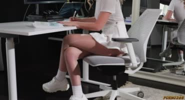 Молодые девки развлекаются со страпоном в офисе