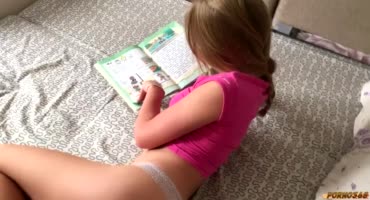 Она сидит и читает, а должна уже начать дрочить 