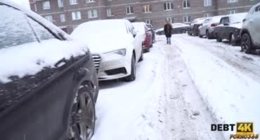 Русскую студентку прямо на улице позвал к себе на секс