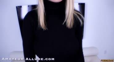  Юная блондинка задрала платье для быстрого секса 