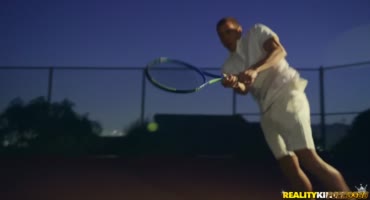 Фитоняшка даёт трахнуть себя после игры в тенис