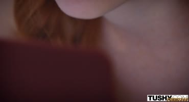 Рыженькая сучка теребит свою вагину дилдо после чего дает себя трахнуть мужику