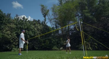 Спортсменка подставляет шмоньку для жаркого порева на теннисном корте