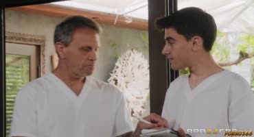 Молоденький паренёк дерет клиентку отца после массажа