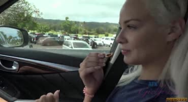 Секс с худенькой блондинкой в машине от первого лица