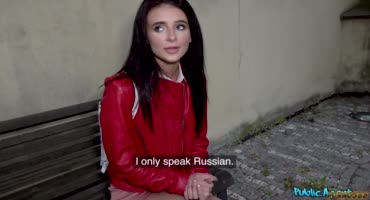 Русская брюнетка даже не раздумывала когда ей предложили деньги за секс