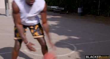 Восемнадцатилетняя блондинка сыграла в баскетбол с приличным черножопым
