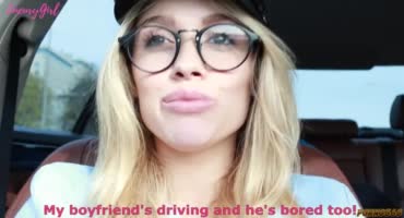Сексуальная блондинистая шлюха отсосала член своему парню в машине