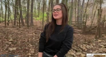 Очкастая видеоблогерша заглатывает член на утренней прогулке в лесу