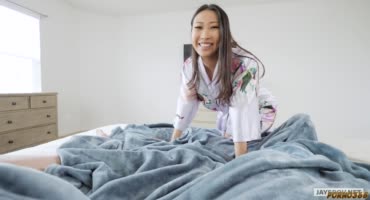 Азиатка шпилится с парнем на кровати в порно от первого лица
