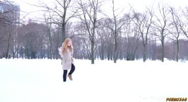 Молодые русские студенты трахаются после зимней прогулки