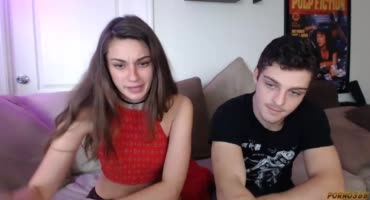Молодая пара занимается сексом перед вебкамерой