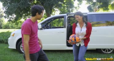 Взрослая тетушка соблазняет молодого парня своими мячиками