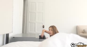 Любопытная девка ловит кремпай во время утреннего секса