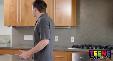 Сексуальная блонда отсасывает брату на кухне