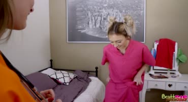 Две девушки в костюмах медсестер трахают чувака