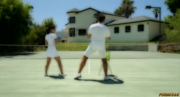 Девчушка подвернула ногу играя в теннис и мужичок поиграл с ней своим хуйцом