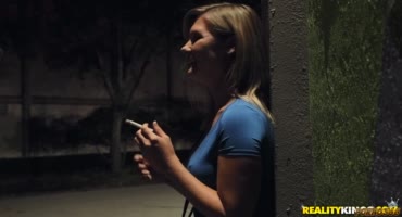 Грудастая подруга привезла светлоголовую к себе домой, где они занялись сексом