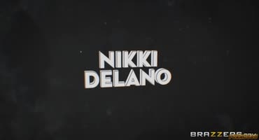 Зрелая горничная Никки Делано встала раком на кухне перед Алексом Легендом