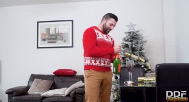 Титькастая лярва сделала своему парнишке рождественский секс
