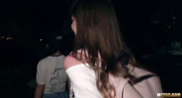  Студентки на улице устроили секс втроем с одним парнем 
