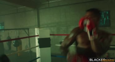 Двое чернокожих боксеров трахают белую репортершу