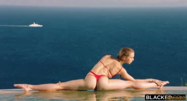 Членастый сникерс трахает блондиночку на фоне моря