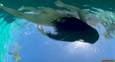 Японочка затащила своего темного дружка в бассейн на минет