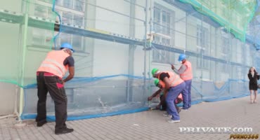 Черномазые строители группой хотели нагнуть тетку