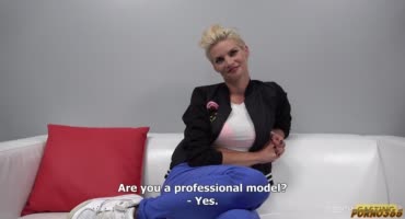 Мужичек агент на чешском порнокастинге валит сзади первоклассную блонду
