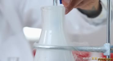 Лапушка лекси луна привлекает своими титьками химика в лаборатории на дому