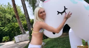 Миниатюрная блондинка заигралась на пляже со своим чуваком