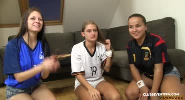 Три прекрасные девчули позвали пацана рассматривать футбол