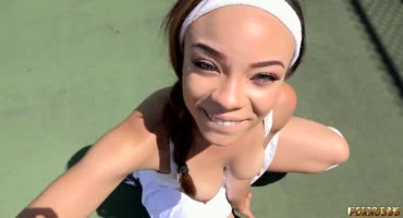 Молодая спортсменка скачет со своим тренером по теннису