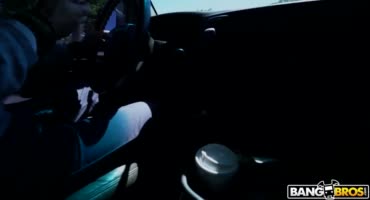 Развратная малышка занимается сексом в машине с незнакомым дядей